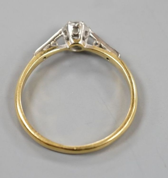 An 18ct and single stone diamond ring, with diamond set shoulders, size R/S, gross weight 2.8 grams.